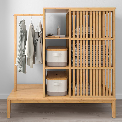Armario de madera clara con ropa y papeleras de almacenamiento, se adapta a la pared o debajo de los estantes.
