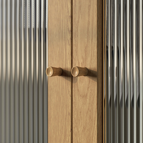 Puerta de madera con dos pomos ovalados de color marrón claro, diseño sencillo y atemporal.