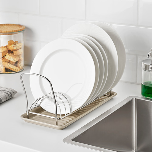 El estante de platos de metal tiene capacidad para 10 platos blancos, encaja perfectamente en un escurridor de platos plano, colocado cerca de un fregadero.