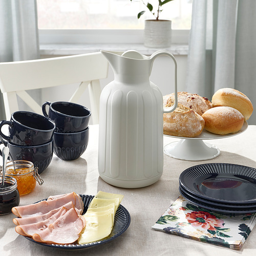 Juego de mesa con jarra térmica TAGGÖGA, tazas, pan, queso, jamón y mermeladas.
