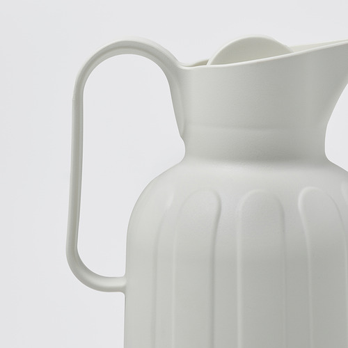 Matraz de vacío blanco con asa curvada, diseño elegante y cuerpo acanalado.