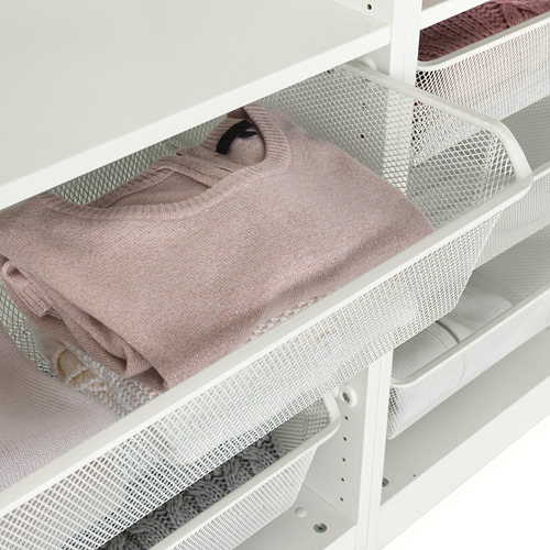 Cesta de malla que sujeta la ropa doblada en cajones blancos, lo que permite la circulación del aire y una fácil visibilidad.