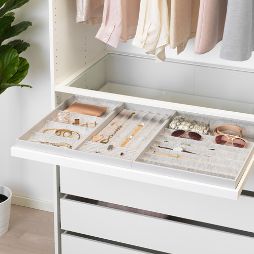 Organizador de joyas abierto con compartimentos para accesorios, parte de la serie KOMPLEMENT de ikea.