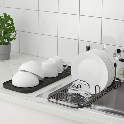 El estante para platos de acero inoxidable cabe sobre el fregadero, seca 5 platos, tazas y cubiertos. Forma parte de la serie LILLHAVET.