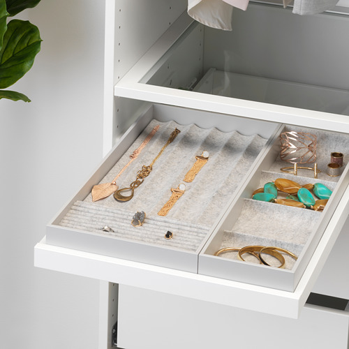 Bandeja organizadora de joyas con compartimentos para collares, anillos y pendientes, con un forro de fieltro suave y un mecanismo de cierre lento.