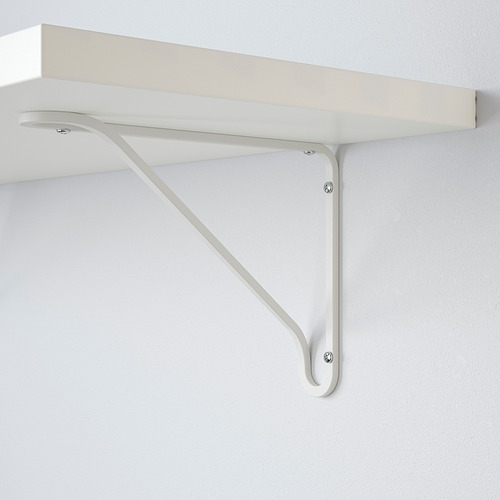 Un soporte de metal blanco apoya un estante contra una pared blanca, mostrando su diseño retorcido robusto y moderno.