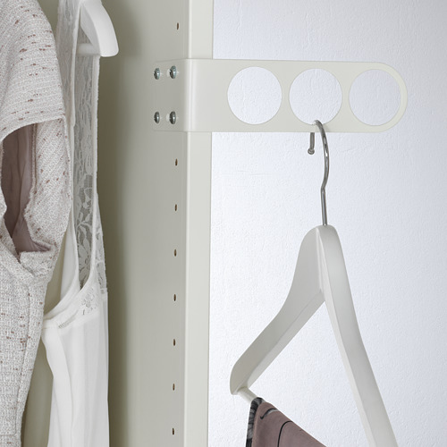 Una percha de aparcacoches en la pared de un armario, con una percha vacía, diseñada para ventilar o preparar la ropa.