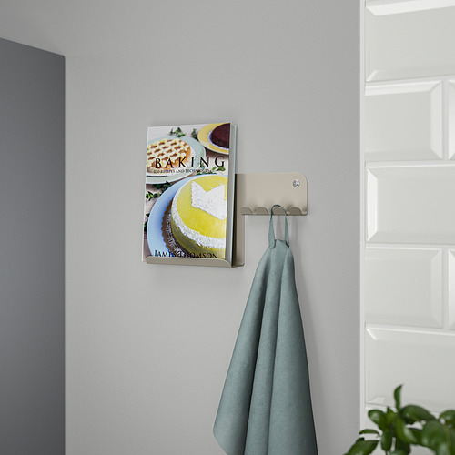 El organizador de pared sostiene un libro de cocina y cuelga una toalla, ideal para usar en la cocina.