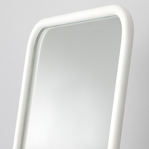 Un elegante espejo blanco sin marco con bordes lisos, que refleja una habitación luminosa, garantiza una visión clara.