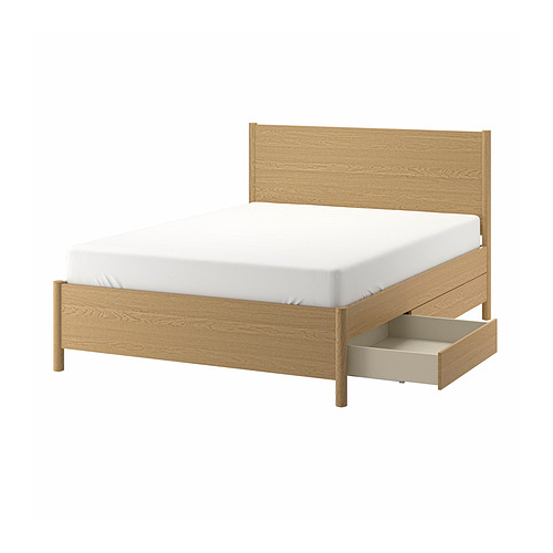 Cama de roble claro TONSTAD con cajones y colchón blanco.