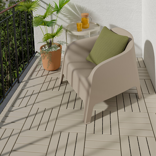 La plataforma de piso beige RUNNEN sostiene una silla y una planta en maceta, creando un acogedor balcón.