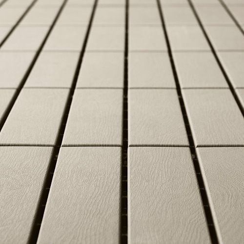 Los paneles de cubierta de piso gris claro dispuestos de manera uniforme, mostrando una textura plástica suave y resistente a la intemperie.