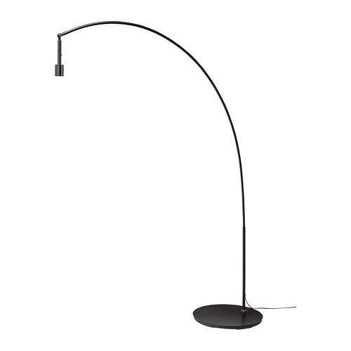Lámpara de pie SKAFTET negra con diseño elegante y curvo.