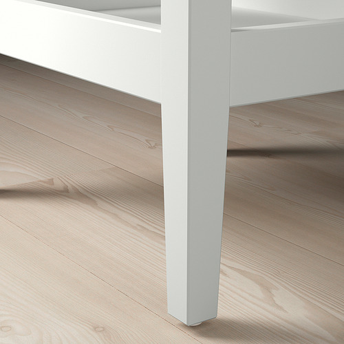 Moderna pata de mesa de madera blanca sobre suelo de madera clara, con un diseño elegante y una construcción robusta.