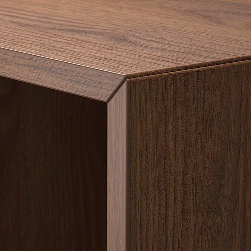 Primer plano de elegantes muebles de madera, con bordes lisos y ricos detalles de veta.