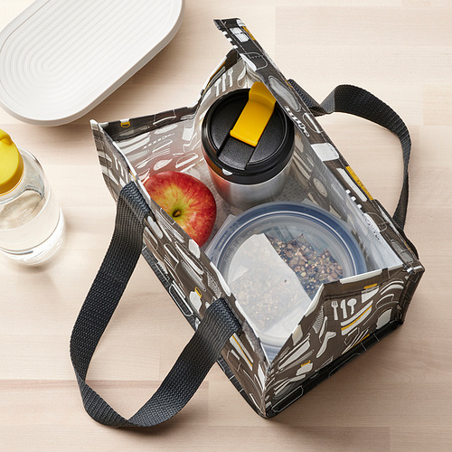 Taza de viaje aislada en bolsa con manzana y bocadillos, ideal para llevar.