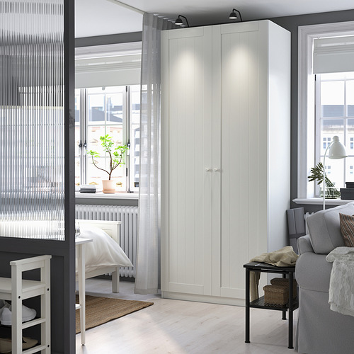 Armario GULLABERG en habitación minimalista