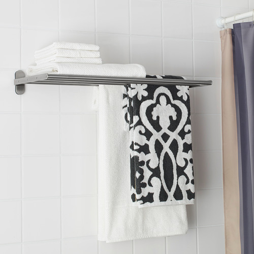 El toallero con estante almacena las toallas de forma ordenada y ahorra espacio en el baño.