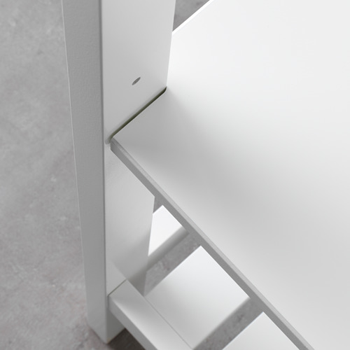 Elegante estante de baño blanco, fabricado con materiales resistentes al agua para mayor durabilidad y organización elegante.