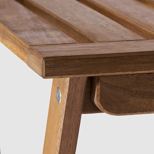 Primer plano del borde de las mesas de madera NÄMMARÖ. Hecho de acacia lisa y duradera, muestra artesanía con vetas de madera visibles y un acabado natural.