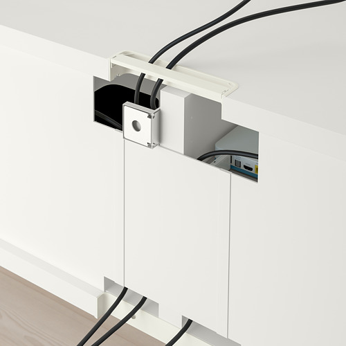 Sistema de gestión de cables con múltiples salidas, que mantiene los cables de medios organizados y ocultos.