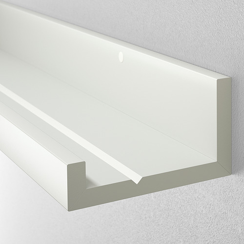 Estante de pared blanco con ranura para sujetar marcos. Montado en una pared de color claro.