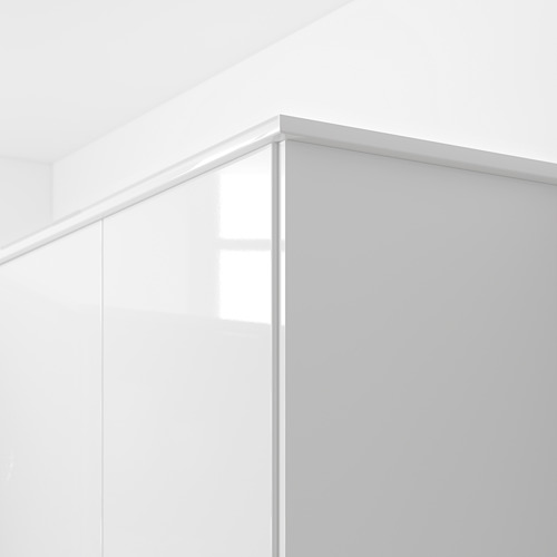 Molduras de gabinete blancas brillantes, probablemente utilizadas para ocultar la iluminación o como moldura superior decorativa.