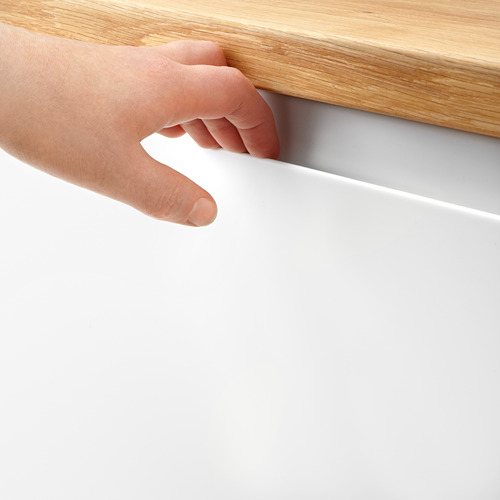 Armario de cocina VOXTORP con tirador integrado, que destaca por su diseño elegante y moderno y su fácil accesibilidad.