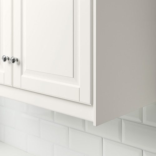 Mueble blanco con pomos cromados y luz FÖRBÄTTRA.