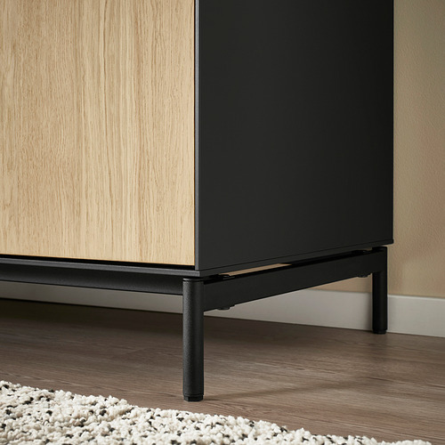 Mueble de roble con base negra y elegantes pies.