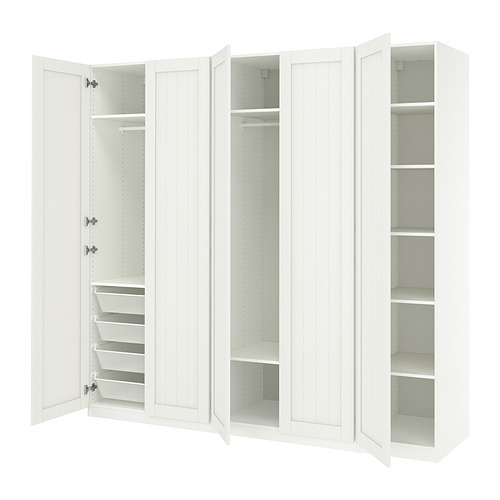 Armario PAX blanco con puertas abiertas, estantes y cestas de malla.