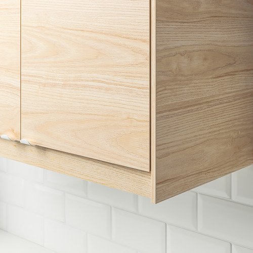 Mueble de cocina de madera, fresno claro, diseño elegante y moderno.
