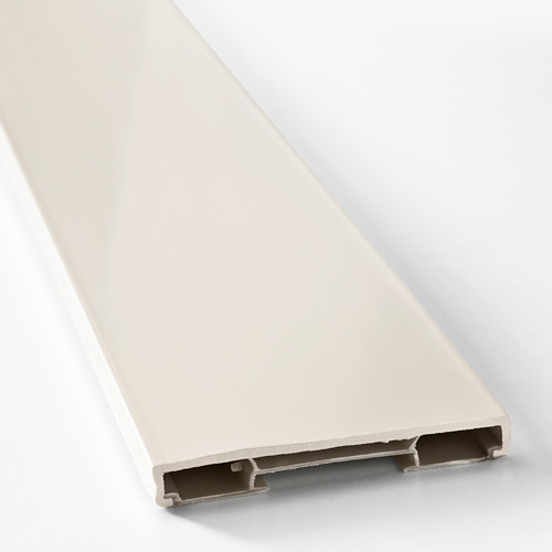 Primer plano del zócalo liso y blanco del mueble de cocina que muestra su diseño elegante y moderno con bordes precisos.