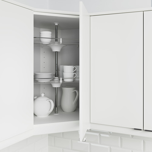 Mueble esquinero de cocina blanco con estantes extraíbles que sostienen platos y tazas.