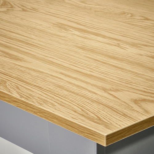 Superficie de madera ligera sobre base metálica; acabado liso; bordes limpios y elegantes.