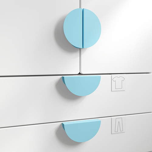 Tres manijas azul claro en puertas de gabinetes blancos; uno circular, dos semicirculares, fáciles de agarrar.