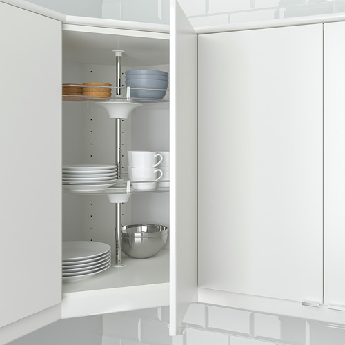 Mueble esquinero de cocina con estantes giratorios para facilitar el acceso a los platos.