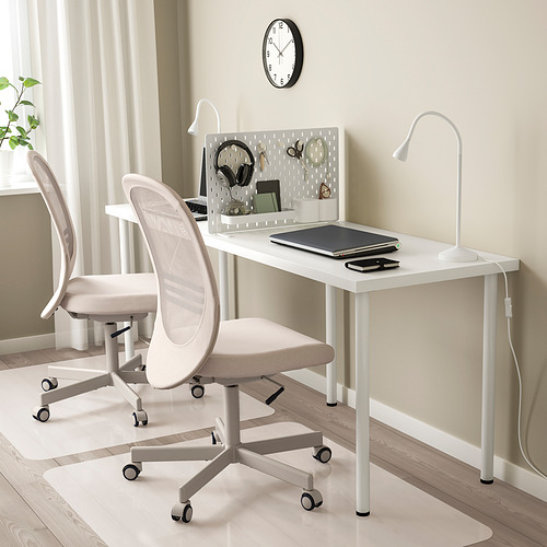 Separador de escritorio SKÅDIS en oficina en casa con sillas, portátil, lámpara, auriculares, tijeras, tablero perforado y reloj.