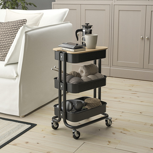 Carro RÅSKOG negro con tapa de madera, compacto, cabe debajo de las mesas, ruedas bloqueables.