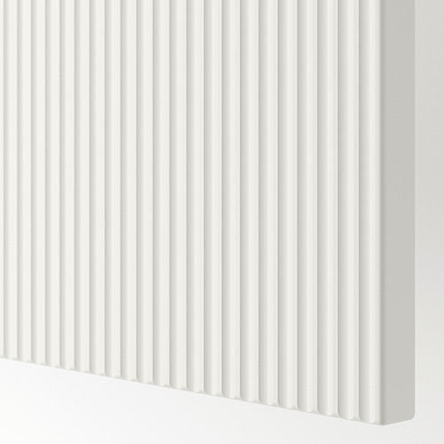 Primer plano de un frente texturizado blanco con superficie estriada, suave y elegante.