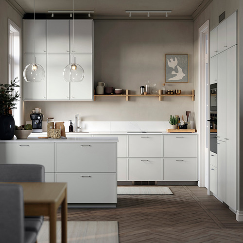 Cocina moderna con gabinetes de aspuden gris claro, diseño elegante, piso de madera, luces colgantes y artículos decorativos.