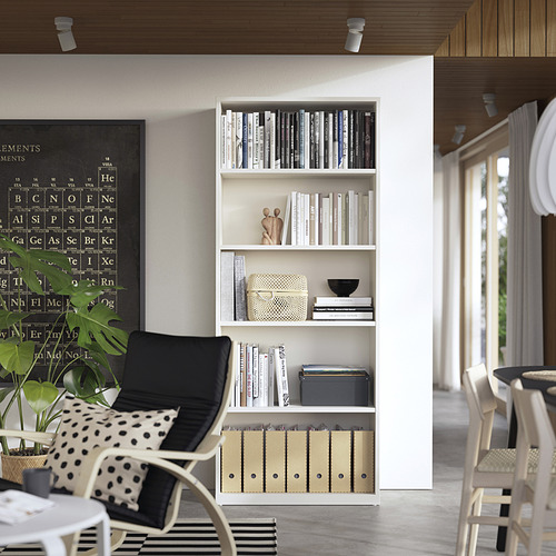 Librería TONSTAD en blanco roto con libros y decoración. Diseño moderno y minimalista con estantes tipo madera.