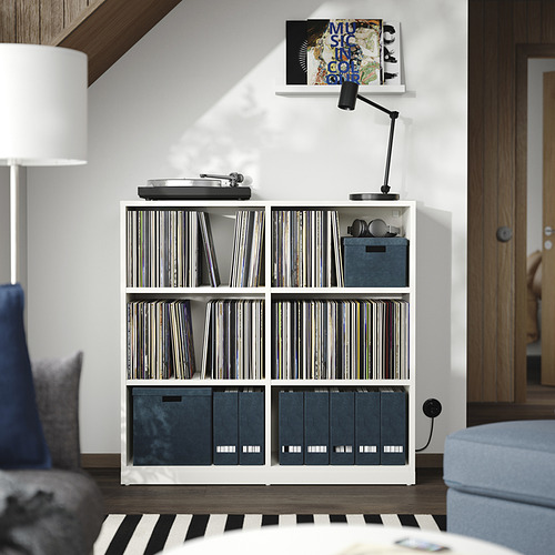 Moderno mueble de almacenaje TONSTAD blanco con discos de vinilo, tocadiscos, lámpara y libros.