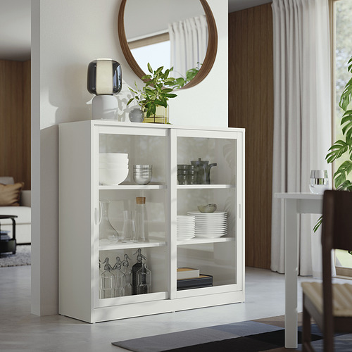 Menaje de cocina de armario blanco roto TONSTAD. Puertas de vidrio, 3 estantes, puertas correderas. Cubierto con elementos de decoración. Diseño moderno y elegante.