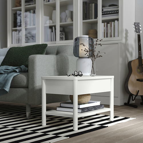Sala de estar moderna con mesa auxiliar y decoración TONSTAD.