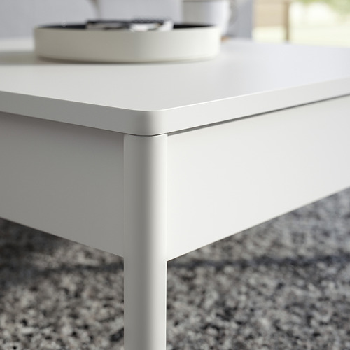 Mesa de centro TONSTAD de color blanco roto con bordes elegantes. Dos cajones de cierre suave a cada lado. Diseño sencillo y moderno.