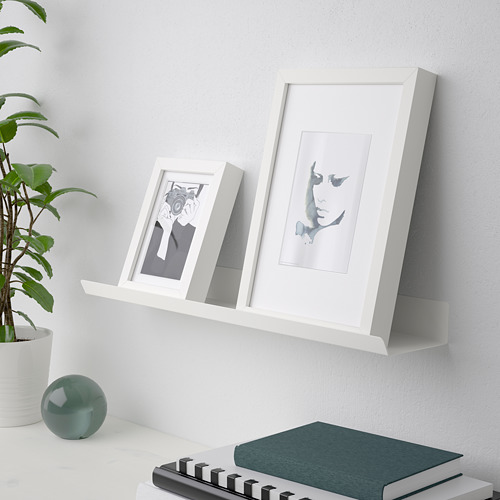 Estantería de pared blanca con dos obras de arte enmarcadas. Facilita la exhibición de artículos y obras de arte favoritas.