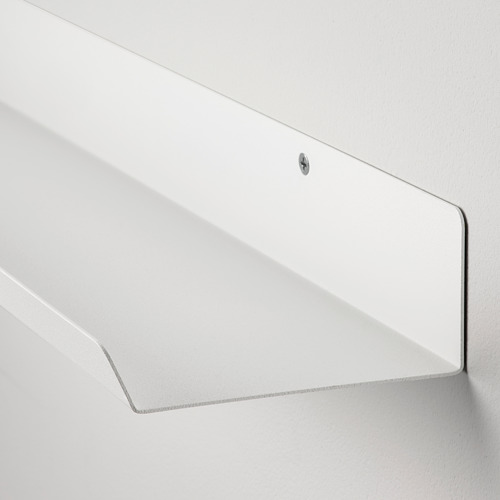 Estante blanco montado en la pared con un diseño elegante, fijado de forma segura a la pared, que muestra una construcción de alta calidad y un estilo minimalista.