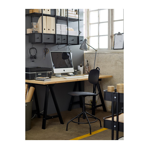 Moderno escritorio de oficina industrial con silla giratoria negra KULLABERG, imac de manzana y estantes de metal negro.