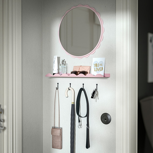 Estantería rosa en la pared con espejo, perfume, gafas de sol y tarjeta motivacional sobre los ganchos con objetos colgantes, incluyendo bolsa, llaves y paraguas.